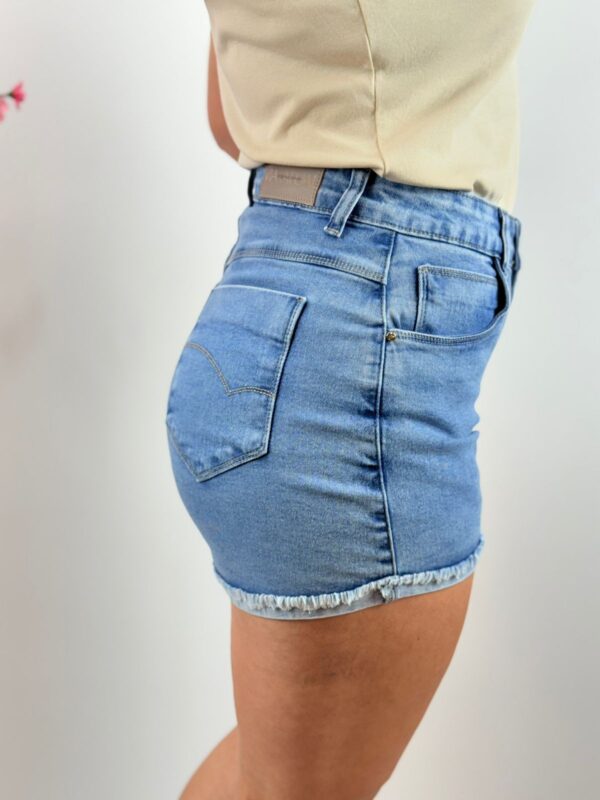 Shorts Jeans Boy Curto com Bainha Desfiada