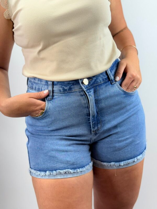 Shorts Jeans Boy Curto com Bainha Desfiada