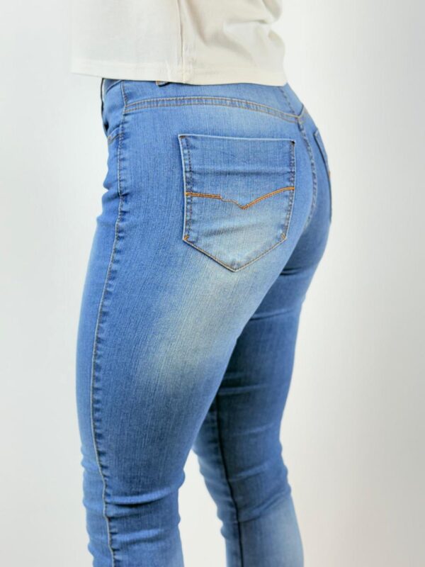 Calça Jeans Cigarrete com Elastano e Bolsos - Azul Jeans