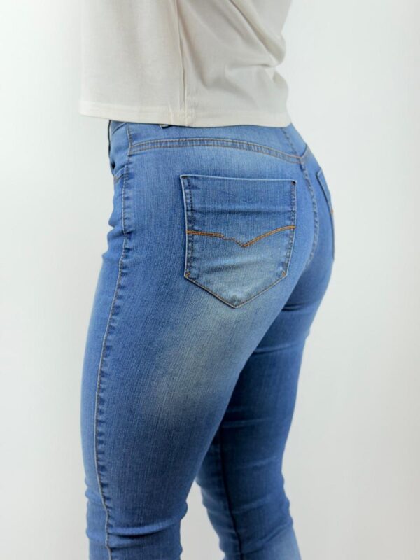 Calça Jeans Cigarrete com Elastano e Bolsos - Azul Jeans