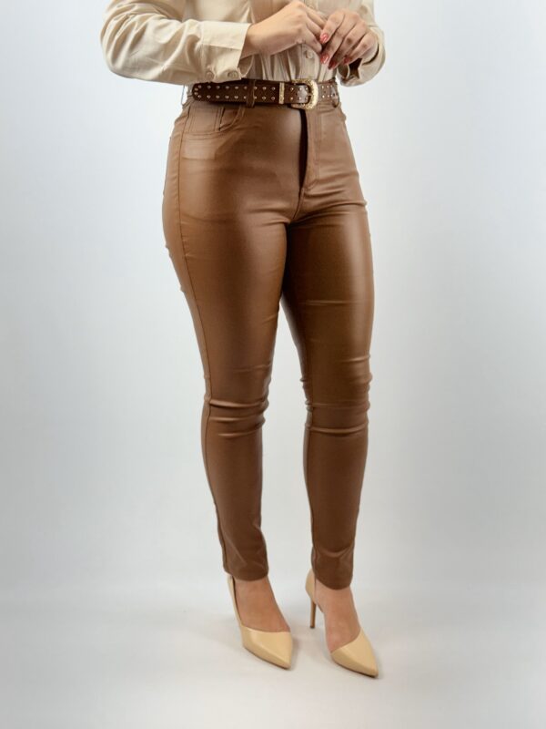 Calça Skinny Resinada