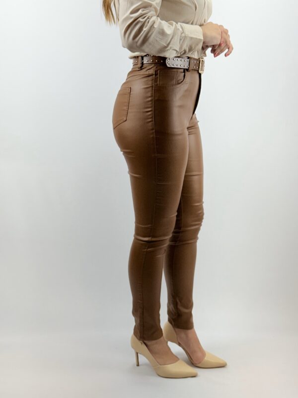 Calça Skinny Resinada
