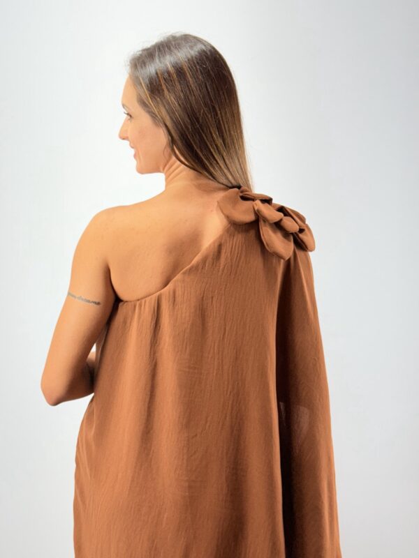 Vestido Macaquinho de Um Ombro - Imagem 2